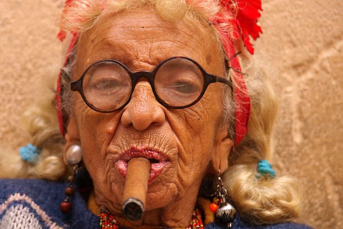 Cigar_smoking_woman_in_Cuba